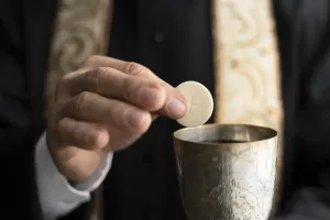 Niezbędne akcesoria liturgiczne w codziennej mszy